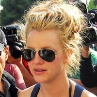 Britney Spears Pacari Pelayan