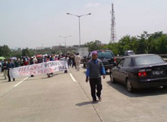 Warga Blokir Lagi Tol Ulujami, Polisi Menghilang