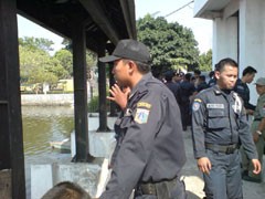 Diancam Dijebol Warga, Pintu Air Pasar Ikan Dijaga Polisi