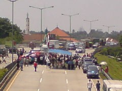 Tol Ulujami Diblokir, Kendaraan Mengular Hingga 500 Meter