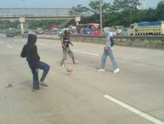 Tol Ulujami Jadi Arena Main Bola