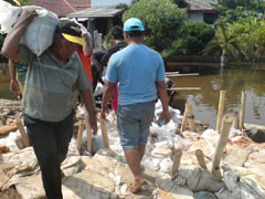 Tanggul Jebol Muara Karang Masih Ditambal Kantong Pasir