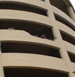 Tembok Parkir Lt 4 ITC Permata Hijau Jebol Ditabrak Mobil 