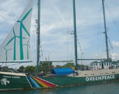 Kapal Greenpeace Tiba di Bali