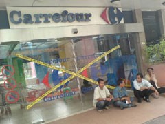 Bang Kumis Duga Ada Kesalahan Desain Carrefour Ratu Plaza