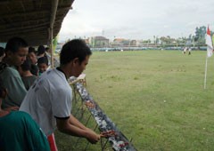 Bakar Sate 250 M, Wuih Sedapnya Ramai-ramai Makan Pakai Tampah