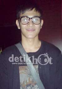 Vino Bastian Nggak Canggung Cium Fahrani