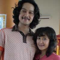 Widi AB Three Sentuh Kumis Suami Sebelum Tidur