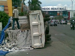 Truk Batako Terguling di Pondok Indah