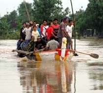 Cukup Rp 500, Menerobos Derasnya Arus Bengawan Solo
