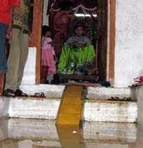 Duh...Pesta Khitanan Asep Dikepung Banjir