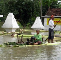 Tak Ada Perahu Karet, Evakuasi Warga dengan Getek Debog