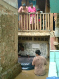 Banjir 1 Meter, Warga Cawang Siap-Siap Mengungsi