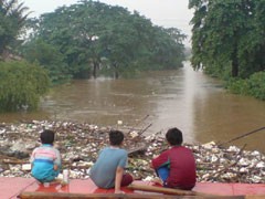 Ciliwung Meluap, Warga Tonton Banjir 1 Meter di Kalibata
