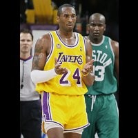 Kobe Telanjang Pakai Celana Retro 