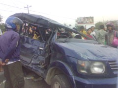 Braaak! Kereta Melaju Kencang Hajar Kijang Innova