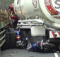 9 Tewas, Sopir Truk Masih Terjepit di Kemudi Truk Trailer