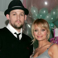 Takut Bersalin, Nicole Richie Dihipnotis