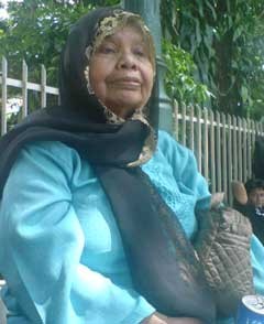 Seorang Nenek Melayat ke Cendana 