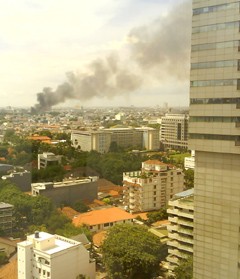 Pemukiman Dekat Pusat Belanja Roxy Terbakar