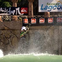 Surfer Dunia Serbu Gelombang Buatan di Kualalumpur