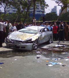 Mobil Naas Menara Jamsostek Honda Accord Silver B 8722 FW