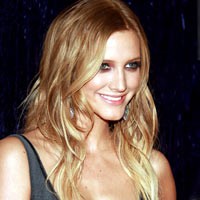 Gaya Fleksibel ala Ashlee Simpson