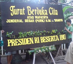 Bunga Kiriman SBY untuk Soeharto Dibuang ke Bantargebang