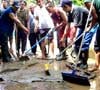 Membersihkan Sisa Banjir