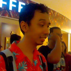 Rela Mengantri Demi Laptop Idaman