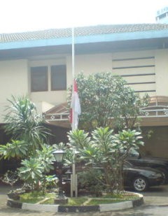Bendera Setengah Tiang Juga Berkibar di Rumah Mega