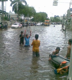 Anak-anak Asyik Jebar-jebur Banjir Daan Mogot 70 Cm