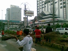 Bersih-bersih di Lokasi SBY Terjebak Banjir