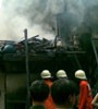 Kebakaran di Kalianyar Tambora, 3 Pemadam Semprotkan Air