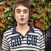 Pete Doherty Ciuman Hot dengan Laki-Laki