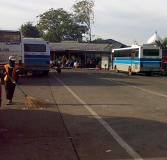 Busway Belum Operasi, Penumpang Menumpuk di Terminal Kalideres