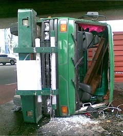 Truk Celaka Bikin Lalin Tomang - Tol Kebun Jeruk Tersendat