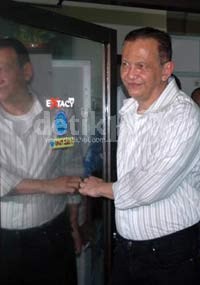 Disambut Spanduk, Roy Marten Tolak Dituduh Nyabu 