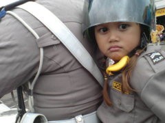 Berebut Naik Moge Pak Polisi