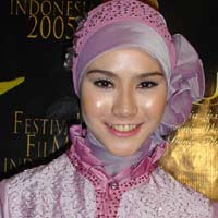 Valentine, Zaskia Adya Mecca Konsisten