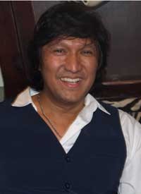 Ikang Fawzi Pertahankan Fans Dengan Wayang