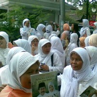 Dai Bagi-bagi CD ke 500 Ibu Pengajian
