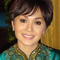Yuni Shara Marahi Sambil Peluk Anak