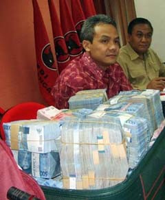 Mulut Menganga Lihat Tumpukan Eks Duit FPDIP Rp 3,4 Miliar