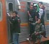 Dilarang Naik di Atas KRL, Penumpang Berjubel Di Pintu
