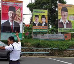 Atribut Kampanye Pilkada Jateng Penuhi Jalanan Semarang
