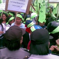 Seribu Buruh Dihadang Polwan dan Tali Samapta