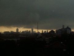 Jakarta Berpayung Awan Hitam, Hujan & Angin Kencang Menyerang