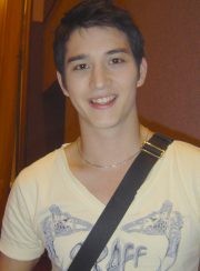 Mike Lewis Ogah Gelap-gelapan