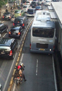 Gesitnya Bikers Terobos Busway
